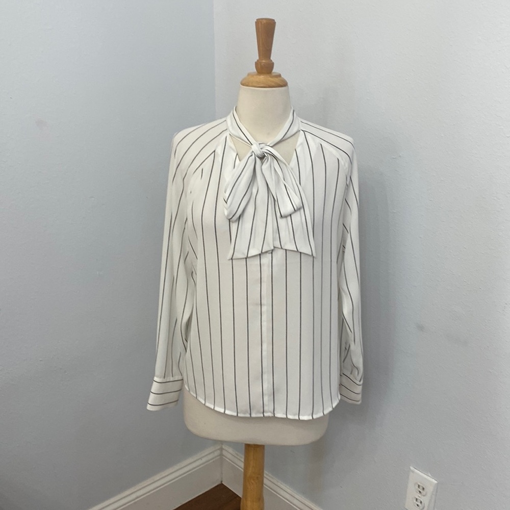 EVA LONGORIA Pinstriped Tie Front Blouse Size‎ S